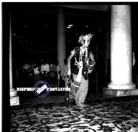 Pertunjukan tari-tarian pada malam resepsi kebudayaan RRT (Republik Rakyat Tiongkok), di Surabaya...