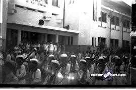 Peserta defile dari kesatuan angkatan bersenjata sedang melintas di depan balai kota pada peringa...