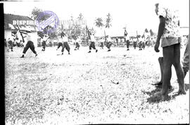 Para pemuda terlihat memperagakan sebuah atraksi ketentaraan pada acara Peresmian Pembangunan Mas...