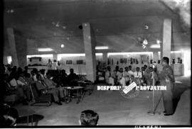 Seorang perwiara sedang memberikan  sambutan pada bursa perdagangan CEFI  (Center For Economical ...