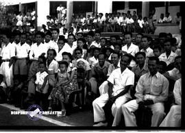 Tampak para undangan dan warga surabaya sedang menyaksikan proses peringatan HUT Kemerdekaan Repu...