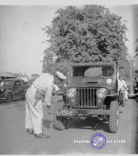 Pemeriksaan mobil dan pengendara di Kota Surabaya, pemeriksaan kondisi kendaraan, tgl 28 Juli 1951
