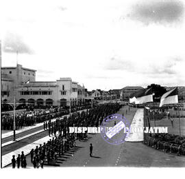 Apel barisan sukarelawan Irian Barat dari Jawa Timur di Halaman kantor Gubernuran Surabaya, 16 – ...