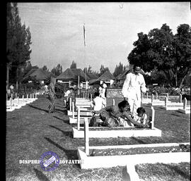 Ziarah ke taman makam pahlawan surabaya (kusuma bangsa) pada peringatan HUT Kemerdekaan RI ke 7, ...