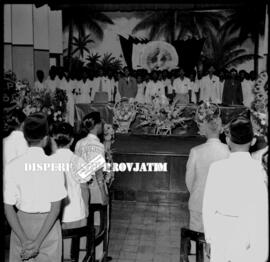 Suasana malam peringatan hari buruh di Surabaya, 1 – 5 – 1954