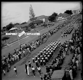 Barisan / parade dari PEMUDA DAN PELAJAR ketika melintas di sekitar tugu pahlawan pada peringatan...