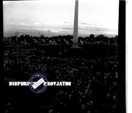 Ribuan penduduk dengan antusias memadati  lapangan di Tugu Pahlawan untuk mengikuti Rapat Raksasa...