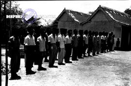 Barisan penduduk yang sedang menerima pengarahan dari seorang Brigadir polisi di Giliketapang Pro...