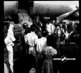 Suasana kedatangan regu Thomas Cup Ang Tjing Siang dan Tan Joe Hok ketika turun dari pesawat di l...