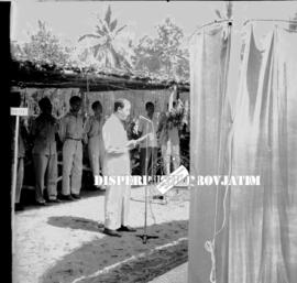 Seorang pejabat sedang memberikan  sambutan pada peresmian pemugaran makam Pak Mujair, terlihat p...