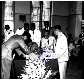 Seorang perwira Angkatan Darat dengan disaksikan oleh Gubernur R. Soewondo Ranoewidjojo melakukan...