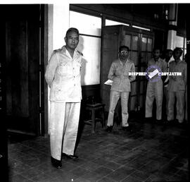 Walikota Surabaya Moerachman saat penganugerahan bintang gerilya kepada Bu Darsih pegawai kantor ...