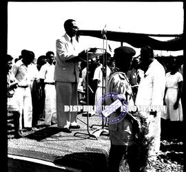 Gubernur samadikun sedang memberikan sambutan pada upacara Pemindahan jenasah WR Supratman, dahul...