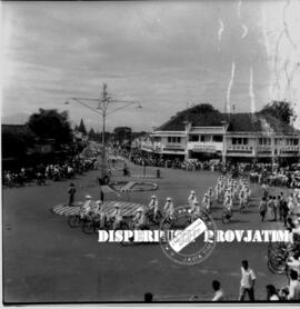 Kaum laki-laki peserta karnaval sepeda hias, ketika melintas di bundaran / perempatan depan pasar...