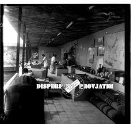 Suasana persiapan stand pameran pemerintah di CEFI (Center For Economical Fairs of Indonesia) Sur...