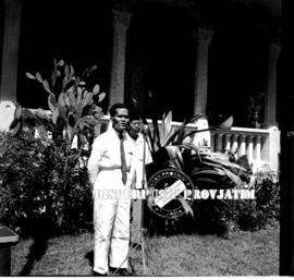 Inspektur upacara sedang memimpin upacara peringatan hari Kemerdekaan Republik Indonesia di halam...