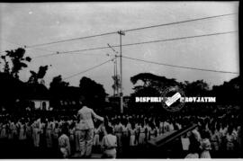 Para pemuda dan pemudi mengenakan pakaian nasional dalam malam peringatan Hari Sumpah Pemuda di T...