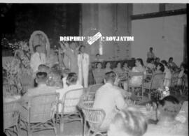 Suasana ramah tamah dengan Duta Republik Rakyat Tiongkok  (RRT) di Surabaya, 4 – 3 – 1955