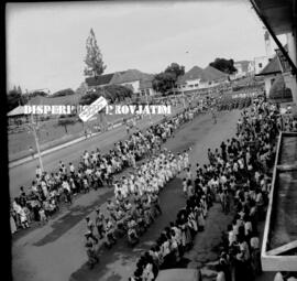 Barisan / parade dari angkatan bersenjata ketika melintas di sekitar tugu pahlawan pada peringata...