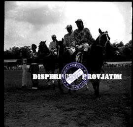 Foto 3 (tiga) orang joki dengan duduk diatas kuda masing-masing yang menjadi juara pada lomba pac...