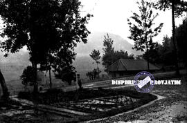 Sebuah rumah dengan latar belakang hutan dan bukit foto diambil ketika Peninjauan ke Giliketapang...