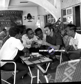 Empat orang Panitia promotion tur sedang berdiskusi dengan seorang turis mancanegara di Hotel Tan...