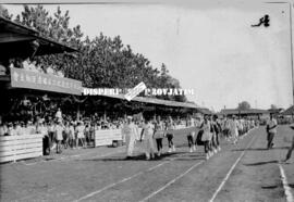 Iring-iringan kontingen atlit ketika melintas di depan panggung kehormatan pada acara ulang tahun...