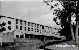 Perkebunan teh Wonosari Lawang, tanggal 28-1-1957. Tampak dari samping gedung pabrik