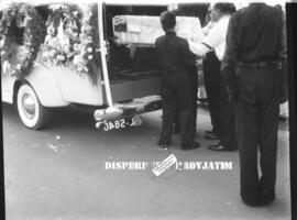Pemindahan Jenazah Raja Solo Paku Buwono VI dari Ambon ke  Solo.          10 Maret 1957