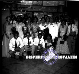 Foto bersama Undangan dari ekspatriat dan udangan lainnya pada malam amal penggalangan dana bantu...