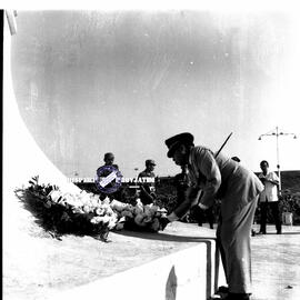 Kepala Komisaris Polisi Jawa Timur meletakkan karangan bunga dalam peringatan HUT Kemerdekaan Rep...