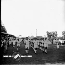 Barisan kontingen peserta gerak jalan 15 km tengah melakukan start di sebuah lapangan di Surabaya...