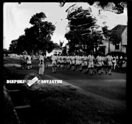 Barisan kontingen peserta gerak jalan 15 km tengah melintas di jalan raya di Surabaya, 11 – 6 – 1955