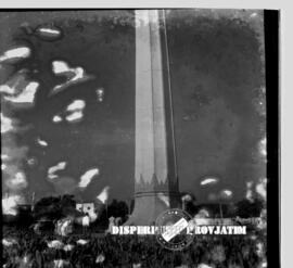 Suasana peletakan karangan bunga pada  peringatan 10 Nopember 1958 / Hari  Pahlawan di Tugu Pahla...