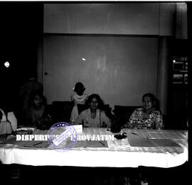 Panitia penerima tamu pada malam amal penggalangan dana bantuan korban banjir (tahun 1955 diperki...