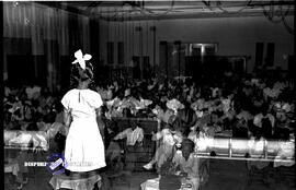 Hiburan anak-anak sekolah pada acara peringatan hari kartini di surabaya, 21 – 4 – 1953