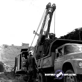 Proyek Pembangunan PLTA Karangkates Malang, Droup truk sedang mengangkat material  tahun  28 Agus...