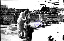 Perwakilan negara asing / duta besar / kaum ekspatriat meletakkan karangan bunga di Tugu Pahlawan...