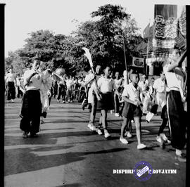 Parade peringatan HUT Kemerdekaan RI ke 7, tampak rombongan barongsai di Surabaya, 17 Agustus 1952