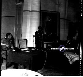 Seorang perwira sedang memberikan sambutan pada upacara penganugrahan gelar pahlawan nasional K.H...