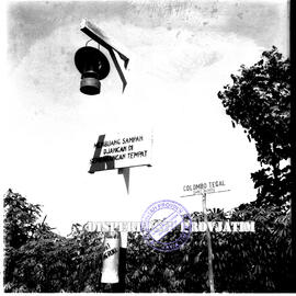 Kedatangan tim Kebersihan Nasional di Jl. Colombo Tegal Gang Buntu di Surabaya, 18  – 7 – 1960