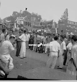 Suasana demonstrasi Anti Armada ke VII  Amerika Serikat (AS) di Surabaya, terlihat dengan membawa...