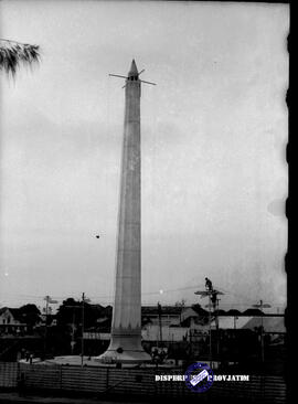Tugu peringatan 10 Nopember 1953. Tugu pahlawan tampak dari berbagai arah, tgl 24 Oktober 1953
