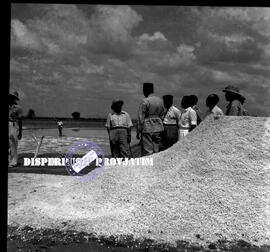 Rombongan pejabat sedang meninjau tambak garam di situbondo, foto diambil pada pembukaan tempat p...