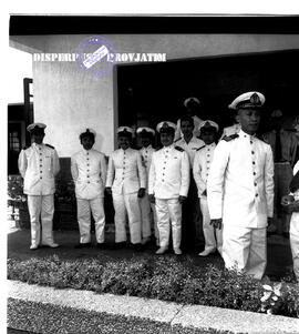 Para perwira dari Angkatan Laut pada pembukaan eksposisi / pameran operation board maritim pada H...