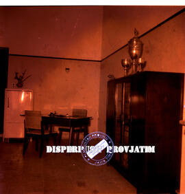 Perspektif foto meubelair inventaris RRI Surabaya berupa lemari buku dengan piala dtaruh diatasny...