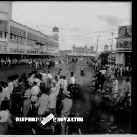 Suasana peringatan Hari Kebangkitan Nasional, terlihat rombongan parade dengan mengenakan pakaian...