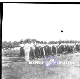 Kontingen dari kaum remaja putih sedang bersiapa-siap, dalam acara penyerahan bendera PON di Sura...