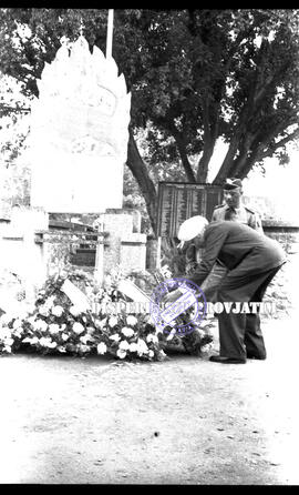 Seorang ekspatriat kebangsaan India sedang meletakkan karang bunga di Taman Makam Pahlawan pada u...