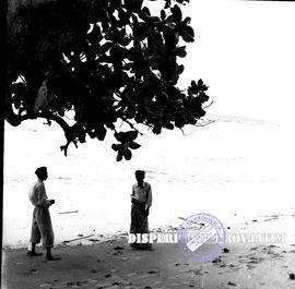 Dua orang lelaki sedang menikmati keindahan pantai blambangan, 2 s.d 5 – 5 – 1956